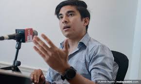 Syed saddiq berkata, antara individu yang menjadi penaja kepada muda malaysia termasuk pemimpin pelajar afiqah zulkifli; Malaysiakini Hit The Pause Button Muda Urges Both Sides Of Political Divide