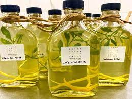 La caña con ruda, o carrulim como se denomina en tierras guaraníes, es una bebida compuesta por hojas de ruda macho, destilado de caña de azúcar blanca y jugo de limón. El Ritual De Tomar Cana Con Ruda Como Y Por Que Se Hace El 1 De Agosto