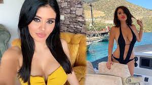 Kimi zaman güzelliği ile kimi zamanda vermiş olduğu röportajlarla beraber gündemde olan şarkıcılardan pop müzikte önemli bir isim ebru polat kimdir kaç yaşında boyu kaç? Ebru Polat Kimdir Ebru Polat Kac Yasinda Nereli Biyografisi Guncel Haberler Milliyet