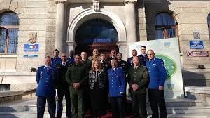 Prefectura suceava a făcut plângere penală după ce presa a relatat mărturiile mai multor angajați ai serviciului județean de ambulanță, care se plângeau de calitatea echipamentelor de protecție. OfiÈ›eri Din Opt È›Äƒri In VizitÄƒ La Prefectura Suceava Foto