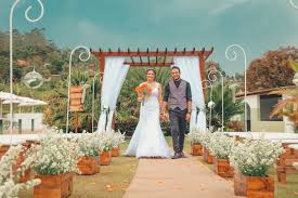 Cuando llega el momento de organizar una boda, debes tener presente que la música es uno de los principales elementos, ya que os acompañarán a tu pareja, a ti y a tus invitados durante toda la celebración. Canciones Para La Entrada De Los Novios Al Banquete De Bodas