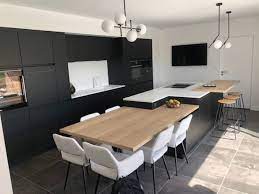 Une cuisine avec îlot central demande un minimum d'espace. Achat De Cuisine Contemporaine Blanche Sans Poignees A Montauban 31360 Cuisines Turini