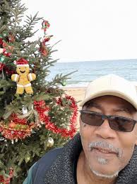 I just moved over here to Ocean View and I want to say thank you to whoever  put this beautiful tree out here I love it Merry Christmas