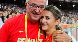 Seit der trennung der brüder dassler im streit in den 1940ern hatte die fortdauernde rivalität zwischen den unternehmen adidas und puma am gemeinsamen standort herzogenaurach eine anspannung nicht nur zwischen den beiden belegschaften, sondern auch unter der bevölkerung des ortes geschaffen, die sich erst seit etwa den 2000er jahren entspannte. Menschen Im Hintergrund Gesa Krause