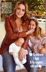 Claudia gerini e la figlia linda al mare (vero). Claudia Gerini Mostra Per La Prima Volta La Sua Neonata Linda Ad Un Mese Dalla Nascita Il Blog Sono Io