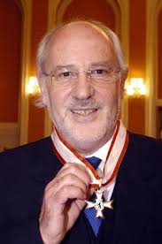 Pfarrer Peter Fenner mit dem Verdienstorden des Landes Berlin nach der  Verleihung in