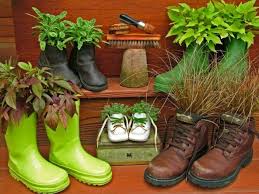 Alte Schuhe Bepflanzen Ideen Fur Originelle Pflanzgefasse Im Garten Alte Schuhe Gartencontainer Garten Ideen