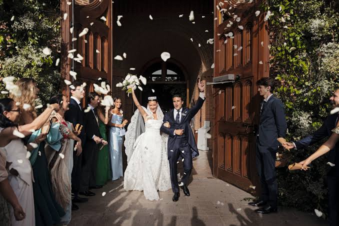 Carlota Cortina, nieta de Alicia Koplowitz, deslumbra con un vestido de  novia de alta costura y una tiara de diamantes y oro blanco