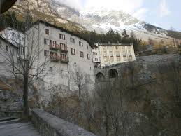 Alle grotte secolari che conducono alle sorgenti di acqua termale nel cuore della montagna, fino alla piscina panoramica all'aperto a picco sulla conca di bormio; Il Piu Grande Distretto Termale Delle Alpi Bormio Bagni Vecchi Turismodelbenessere Com