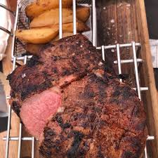 Y lo ha hecho como mejor sabe: Fumiferro Parrilla En El Cabanyal El Canyamelar