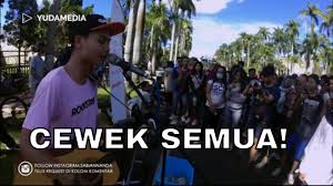 Chord kunci gitar dan lirik lagu cinta luar biasa yang. Cinta Luar Biasa Yg Top Sekrang Ni Di Malaysia By Buskers Malaysia 2