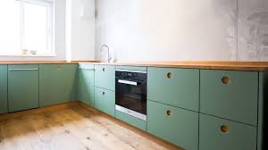 Farbe Calke Green Mit Griffmulden Aus Natureiche Arbeitsplatte In Eiche Massiv Kuchen Design Kuche Grun Kuche