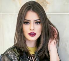 Una buona idea è quella di optare per un taglio corto sopra le spalle all'altezza delle orecchie, in modo che i ricci poco appesantiti trovino a . I Tagli Di Capelli In Grado Di Aggiungere O Sottrarre Anni Bigodino