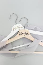 Kleiderbugel Geschenk Zur Hochzeit Fur Ihn Aus Holz Mit Modernem Schriftzug Brautigam Braut Kleiderbugel Brautigam Mode Hochzeit Morgen