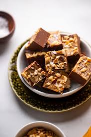 Chocolate Peanut Butter Fudge (3 Ingredients!)