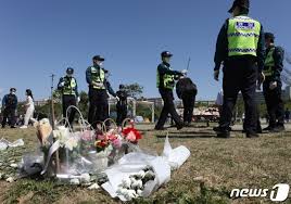 일어나 / 친구 웃으며 '골든건은 어쩔 수 없어라고 했던 거다'골든건'이 아니라 '골든 거'가 맞다는 거임(노래부르며) 솔직히 골든 꺼는 봐주자. J7iqoeegyi4fkm