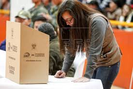 Ahora bien, mucho se ha cuestionado la consulta relativa al nuevo aeropuerto de la ciudad de méxico, y como el lector el llevar a cabo una consulta a la ciudadanía sin contar con un marco jurídico no resulta el mejor escenario; La Economia Ecuatoriana Tambien Va A Consulta Popular Latinoamerica Edicion Cono Sur Agencia Efe