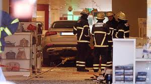 Die entsprechende teststrategie fällt jedoch schmal aus. Mercedes Rast In Einkaufszentrum Fahrt Endet Im Kaufhof Senior In Klinik Berliner Morgenpost