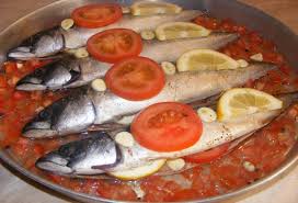 Cat pestele sta la cuptor nu trebuie intors, doar se pensuleaza din cand in cand cu sosul din tava. Retete Culinare Preparatedevis Ro Macrou La Cuptor Cu Sos De Rosii