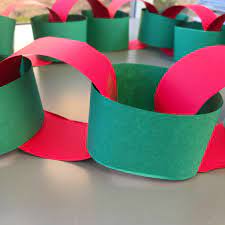 These paper chains are a great christmas craft for holiday vacation or even for a classroom activity. Simple Festive Paper Chain Decorations Daisies Pie
