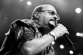 Paulinho começou a sua carreira no roupa nova no final da década de 1970, quando o grupo a banda ganhou o nome de roupa nova apenas em 1980. Morre No Rio O Cantor Paulinho Do Grupo Roupa Nova Umuarama News