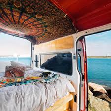 Des Tentures Sur Les Murs Pour Amenager Son Van Pour Un Road Trip Ethnique Hangings On The Walls To Fit His Van Vie En Van Van Amenage Camionnette Amenagee
