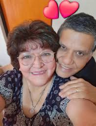 LINDA TARDE QUERIDO GRUPO .. REGALONEANDO A MI ESPOSO ..UN RICO ALMUERZO  ..MERLUZA AUSTRAL CON PAPAS FRITAS Y CEBOLLAS , DE POSTRE HELADO ...TODO  RICO ..‼️😋😋