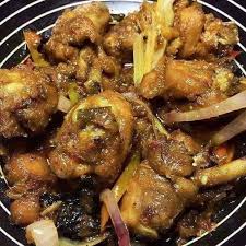 Kisar, 1 bawang besar, 5 bawang putih, 5 hirisan halia, ayam dan bahan perapan, 1/2 ekor ayam, 3 sudu serbuk perasa/kiub ayam (hancur), 5 sudu sos tiram, 3 sudu sos bbq, 5 sudu serbuk lada hitam kasar (terpulang nak tambah/kurangkan), 3 sudu tepung jagung. Makan Jika Sedap Resepi Ayam Goreng Cili Halia Masam Manis