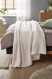 Diese teddyfleece decke ist mit einer unterseite aus. Kaufen Sie Decke Aus Teddyfleece Bei Next Deutschland