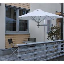 Ein sonnensegel am balkon ist in vielen fällen einfacher zu befestigen, wie auf der terrasse, da das balkongeländer hier die ideale befestigungsmöglichkeit bietet. Welche Sonnenschutzlosungen Fur Den Balkon Sind Empfehlenswert
