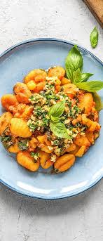 Step By Step Rezept Gnocchi In Cremiger Tomaten Spinat Sosse Verfeinert Durch Wurziges Schnittlauch Walnuss Ol Rezept Spinat Sosse Spinat Gesunde Nudelrezepte
