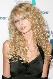 From red 's blunt bangs to 1989 's lob, swift's hair has undergone a dramatic shift precisely five times in the past. Taylor Swift S Hair Since 2006 Taylor Swift Hairstyle Ideas