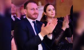 Andreea marin este o îndrăgită jurnalistă și prezentatoare de televiziune din românia care a devenit celebră grație emisiunii surprize surprize. Andreea Marin DeclaraÈ›ii Despre Al Doilea Copil Este Sau Nu InsÄƒrcinatÄƒ Video Impact