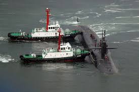 Un dirigeant le clope à la main génial. Un Sous Marin Americain Debarque En Coree Du Sud La Presse