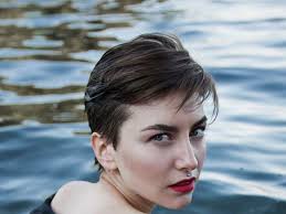 Un taglio pratico e sbarazzino scelto dalle star. Tendenze Estate 2021 Tornano I Capelli Corti I Migliori Tagli