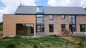 Le bardage en bois améliore l'isolation thermique et acoustique, il vous protège des intempéries et modifie l'aspect extérieur de votre habitation. 30 Renovations De Fermes Pleines De Charme Deco Bardage Exterieur Maison Renovation Maison Ancienne Renovation Vieille Maison