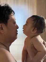 Nhã Phương vắng nhà, Trường Giang một mình chăm ái nữ, bố và con gái diện  đồ đôi trông cực đáng yêu