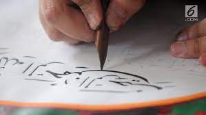 Kebanyakan orang menggunakan bismillah yang hitam putih namun alangkah lebih baik lagi kalau berwarna. 8 Cara Membuat Kaligrafi Dengan Pensil 2b Yang Mudah Dilakukan Hot Liputan6 Com