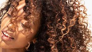 Uno dei vantaggi di avere i capelli ricci è che trattengono meglio il colore. Tutorial Per Realizzare Brazilian Illuminage Sui Capelli Ricci Wella Professionals