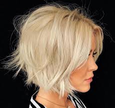 Eccola con una versione iper texturizzata con maxi frangia che sfiora lo sguardo. Capelli Tagli Medi Autunno Inverno 2018 2019 Messy Bob Hairstyles Messy Blonde Bob Thick Hair Styles