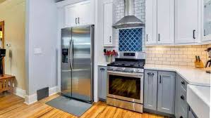 Lake, kolay çizilebilir bir cila olduğundan sert yüzeyli, tahriş edici bezler kullanılmamalıdır. Parlak Mutfak Dolaplari Nasil Temizlenir Selmasultan