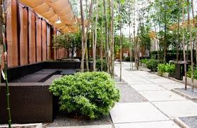 Ein Puristischer Garten Mit Sichtschutz Und Schatten Bodenbelag Von Fliesen Minimalistischer Garten Minimalistisches Hausdesign Landschaftsdesign