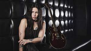 Изучайте релизы chelsea wolfe на discogs. Chelsea Wolfe Debuts Brooding Wonder Woman Inspired Single Diana Guitar World