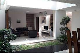 Tanaman juga bisa tumbuh normal tanpa kekurangan cahaya matahari. Desain Taman Dalam Rumah Yang Memberi Nuansa Menyegarkan Arsitag