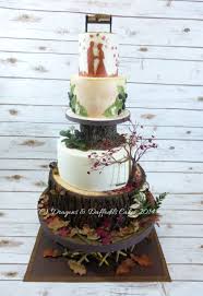 woodland wedding complete with tiny snail squirrel and mouse peeking out of hole with all sugar flowers and leaves and bench hochzeit wald hochzeit