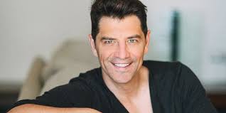 Έτσι, και έκανε, διότι έπρεπε να βοηθήσει οικονομικά την οικογένεια του και τη μητέρα του, η οποία ζούσε μόνη. H Katia Zygoylh Apokalypse Se Poio Dwmatio Zwgrafizei O Sakhs Roybas Ta Api8ana Erga Toy Binteo Zwh Iefimerida Gr