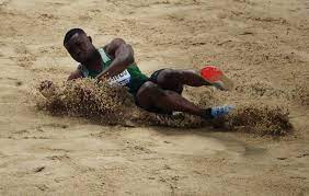 O seu atual recorde ao ar livre é de 17,74m e foi feito quando venceu o campeonato do mundo de osaka no dia 21 de agosto de 2007. Caiu O Recorde Do Mundo Do Triplo Salto Em Pista Coberta Atletismo Publico