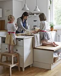 Lilly Backt Mit Ihren Kindern An Der Kucheninsel Frieda Steht Dabei Auf Bekvam Tritthocker In Bir Familienzimmer Einrichtung Zimmergestaltung Kucheninsel Ikea