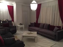 2 adet üçlü koltuk, 1 adet tekli berjer den oluşmaktadır. Bordo Renk Ile Dekore Edilmis Evlerden 200 Fotograf Ev Gezmesi