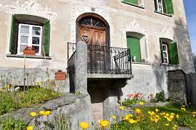 Haus schellen, liedberger straße 40, korschenbroich, korschenbroich. Guarda Und Der Schellen Ursli Weg Engadiner Haus Mit Blumen Reiseblog Travel Sisi